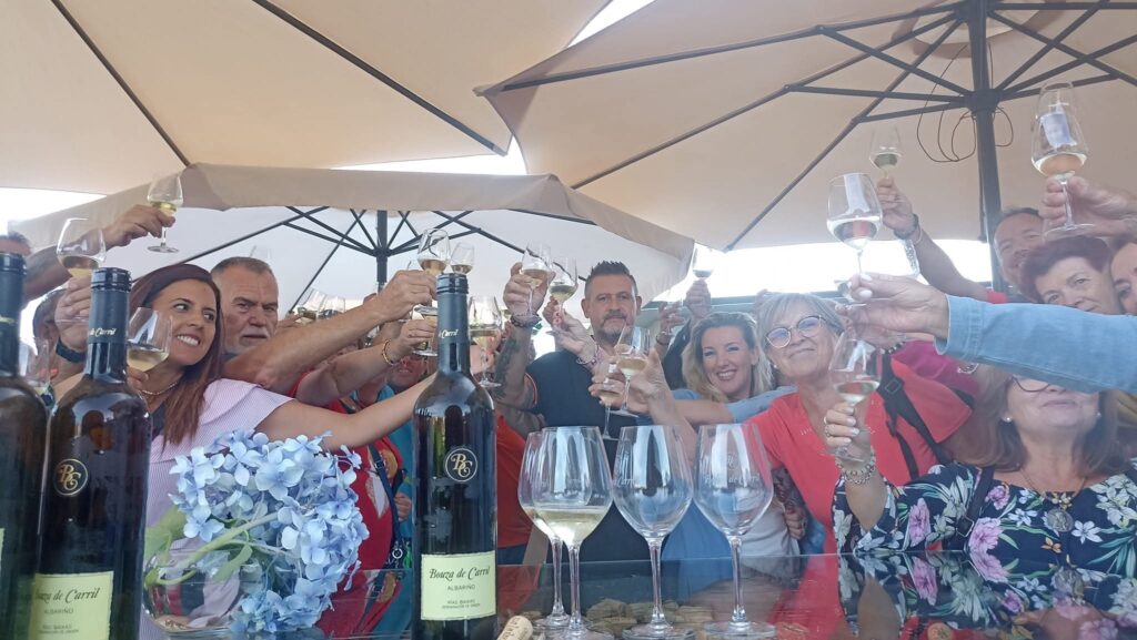 personas brindando en una visita de enoturismo para cata de vinos en Bodega Bouza de Carril