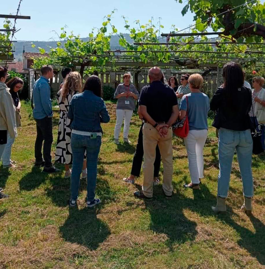 grupo de personas en una actividad de enoturismo en los viñedos de la Bodega Bouza de carril